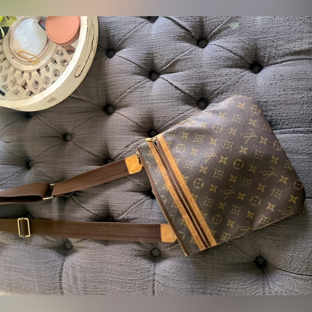 BOSPHORE LEATHER HANDBAG
Louis Vuitton